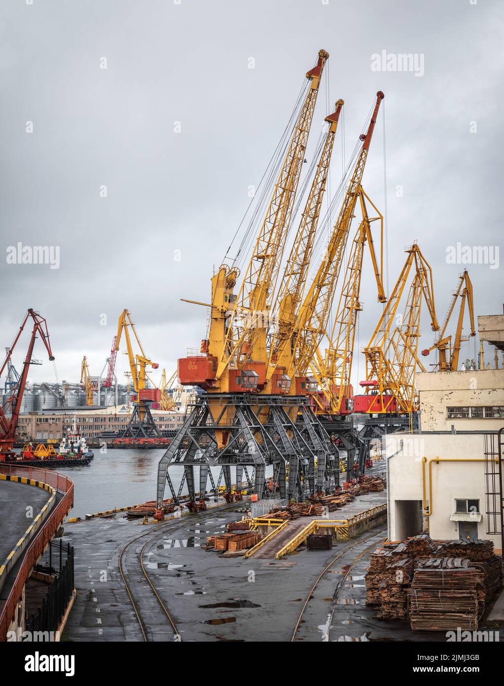 Odessa, Ukraine. 10th Sep, 2018. Container cranes seen at the Marine Industrial Commercial Port. For the first time since the beginning of the Russian war of aggression against Ukraine, a ship carrying grain has left the port of Odessa. This should make millions of tons of grain available again for the world market. Before the Russian war of aggression, Ukraine was one of the world's most important grain exporters. For them, billions in revenue from the sale of wheat and corn, among other commodities, is at stake. (Credit Image: © Mykhaylo Palinchak/SOPA Images via ZUMA Press Wire) Stock Photo