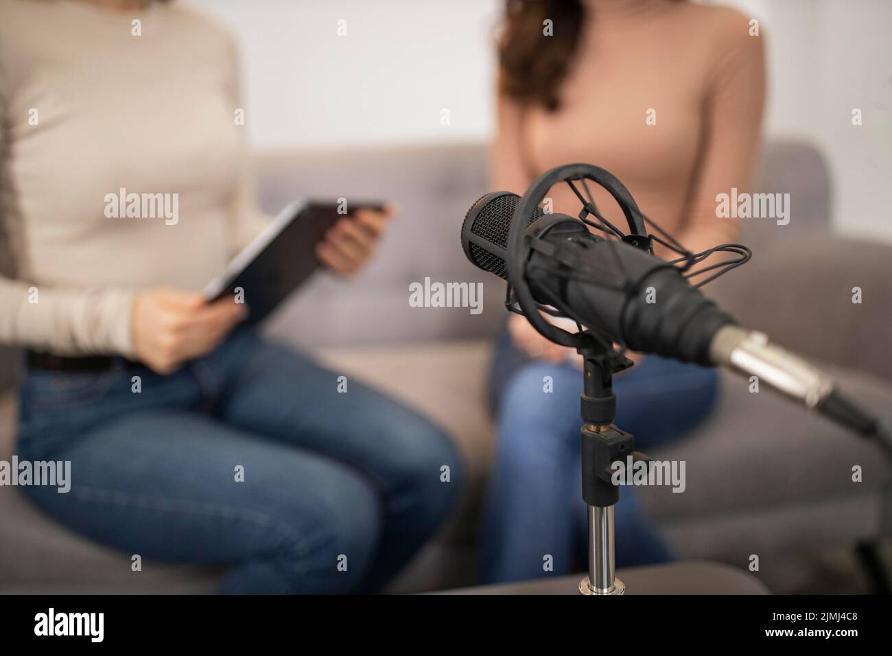 Microphone interview hi-res stock photography and images - Alamy