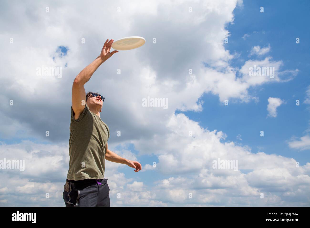 Человек ловит фото руками. Кидает мяч. Man catch. Людей ловят сетками. Человек ждет такси.