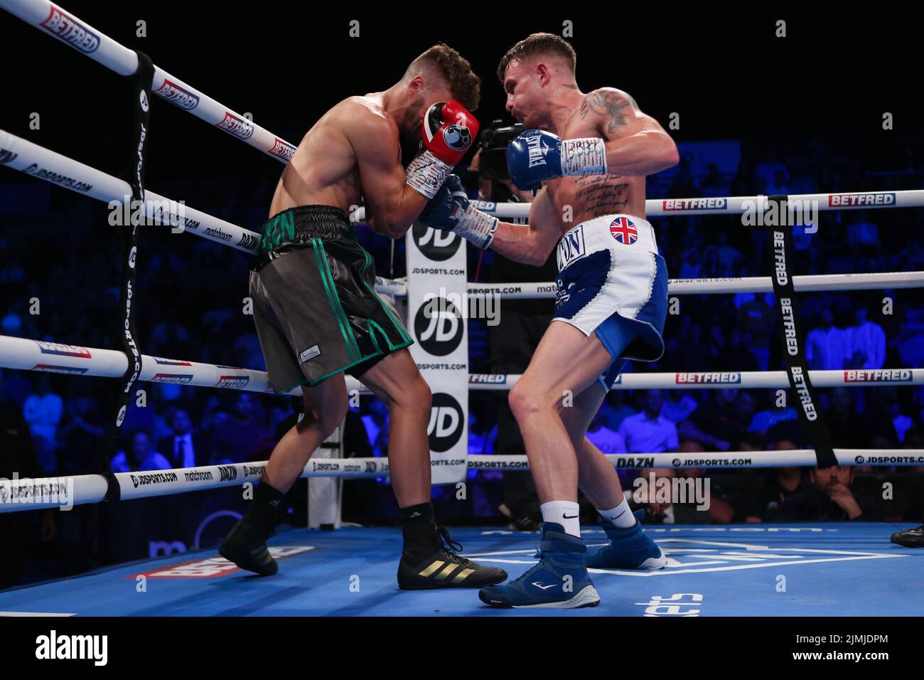 Sheffield, UK. 06th Aug, 2022. Utilita Arena Sheffield, Sheffield, South Yorkshire, 6th August 2022 Dalton Smith (Blue/White Shorts) vs Sam O'Maison (Brown/Green Shorts) fighting for the British Super-Lightweight Title on Matchroom NXTGEN fight night at the Utilita Arena in Sheffield. Credit: Touchlinepics/Alamy Live News Stock Photo