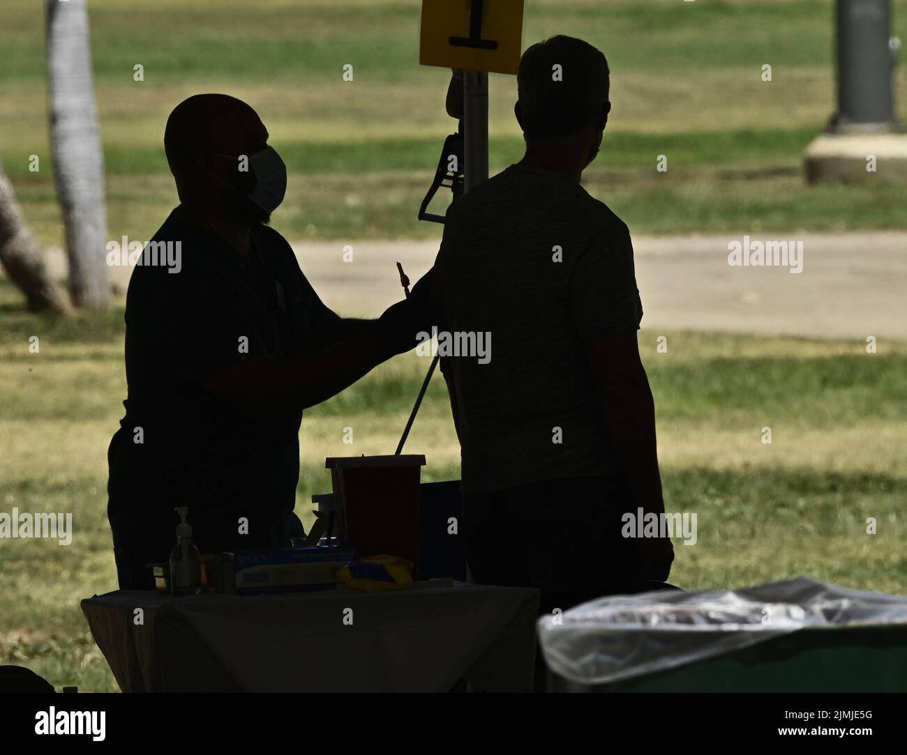 Encino, United States. 06th Aug, 2022. A man receives a shot at a monkeypox vaccination clinic at Balboa Park in Encino, California on Saturday, August 6, 2022. The state of emergency boosts efforts in pair by allowing EMS workers to administer vaccines. Nearly 800 cases have been confirmed in California as of Thursday, according to the state Department of Public Health's most recent data. Photo by Jim Ruymen/UPI Credit: UPI/Alamy Live News Stock Photo