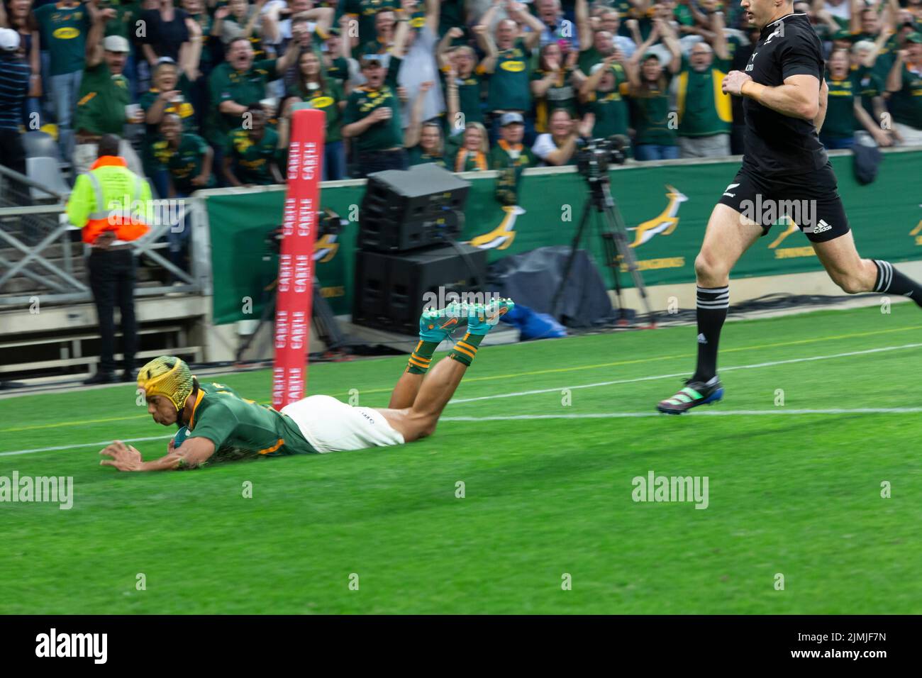 Mbombela, Nelspruit, South Africa. 6th August, 2022. Kurt-Lee Arendse dives over for the opening try against the All Blacks at the Castle Lager Rugby Championship in Mbombela, Nelspruit Credit: AfriPics.com/Alamy Live News Stock Photo