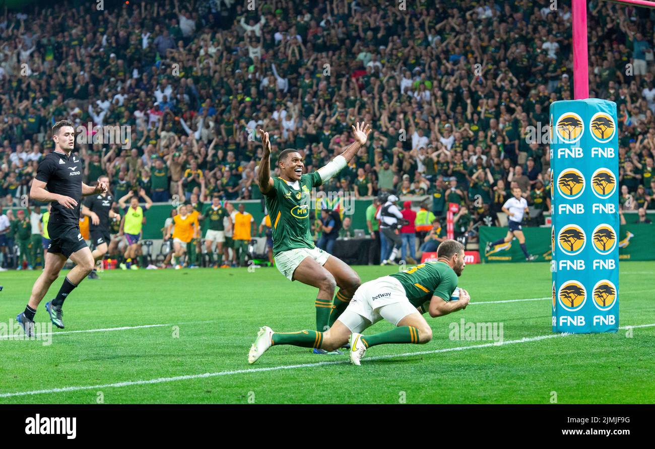 Mbombela, Nelspruit, South Africa. 6th August, 2022. Willie le Roux dives over for a final try during the Springboks test against the All Blacks at the Castle Lager Rugby Championship in Mbombela, Nelspruit.  Damian Willemse Celebrating Credit: AfriPics.com/Alamy Live News Stock Photo