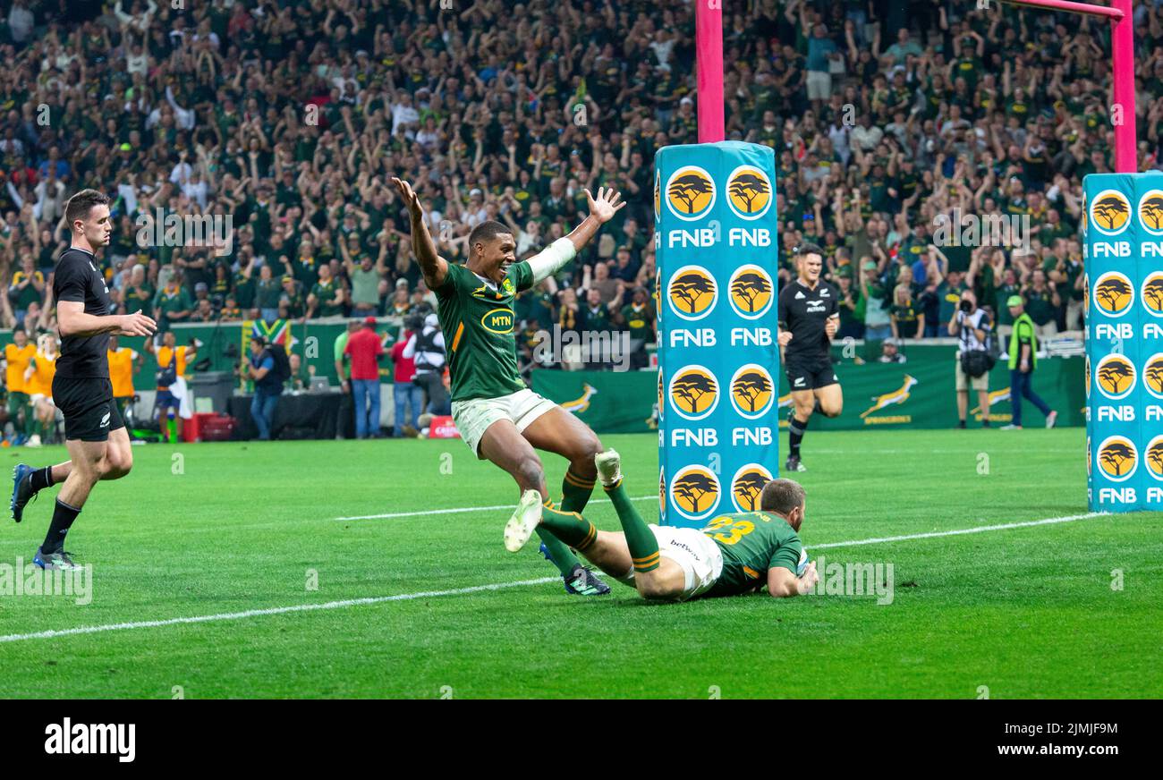 Mbombela, Nelspruit, South Africa. 6th August, 2022. Willie le Roux dives over for a final try during the Springboks test against the All Blacks at the Castle Lager Rugby Championship in Mbombela, Nelspruit.  Damian Willemse Celebrating Credit: AfriPics.com/Alamy Live News Stock Photo