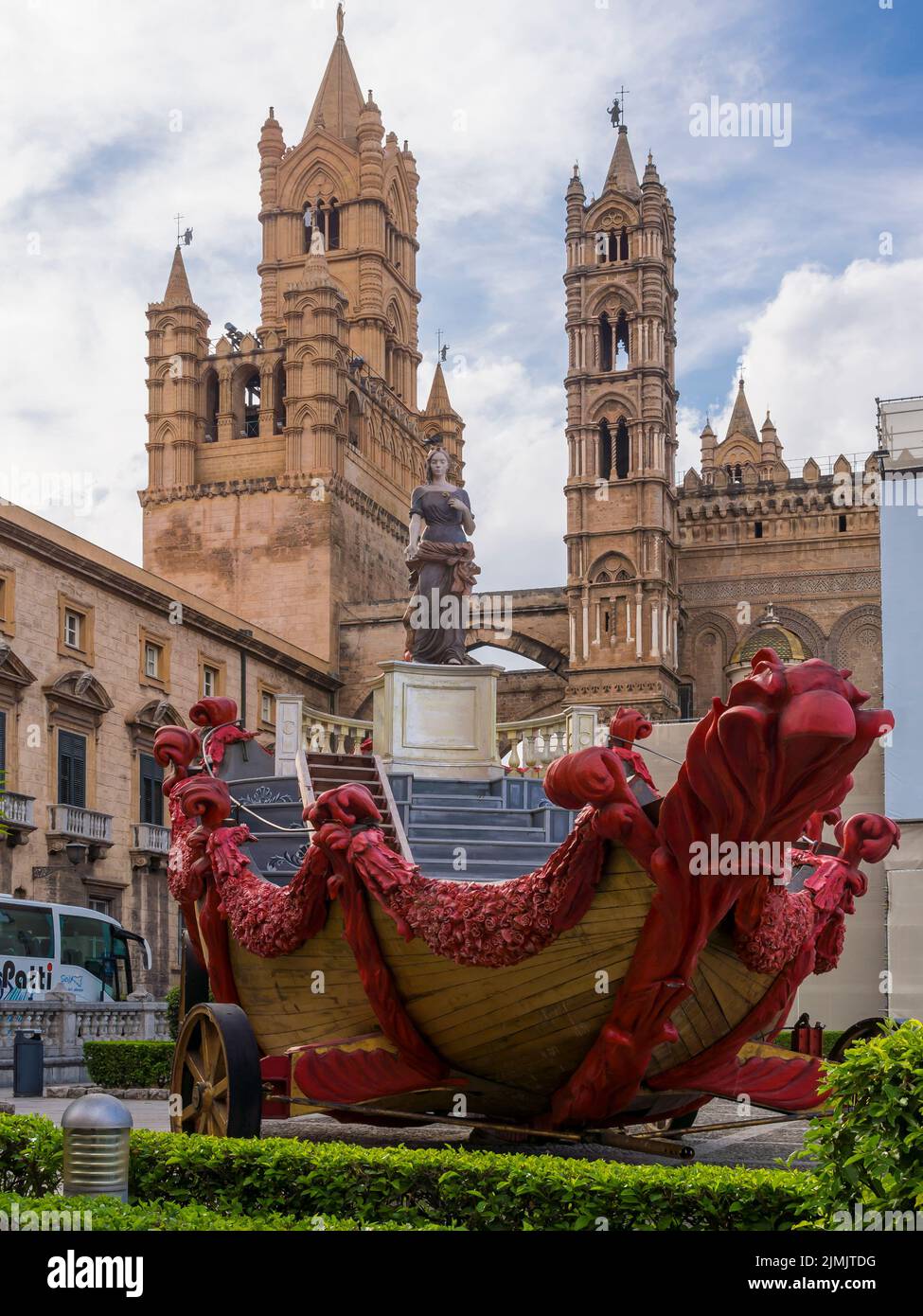 Wagen von Santa Rosalia an der Kathedrale von Palermo oder Cattedrale Maria Santissima Assunta Stock Photo