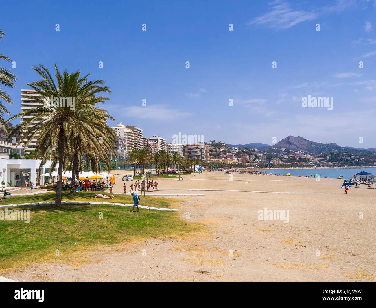 Liegen und Hochhäuser an der Playa de la Malagueta, Hafen, Málaga, Costa del Sol, Andalusien, Spanien Stock Photo