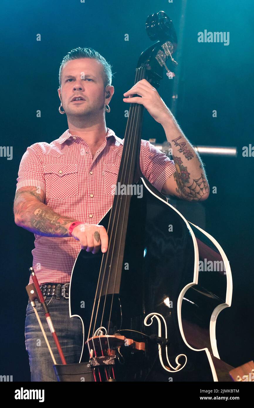 Tonino Adelini, double bass player with British a cappella style, folk