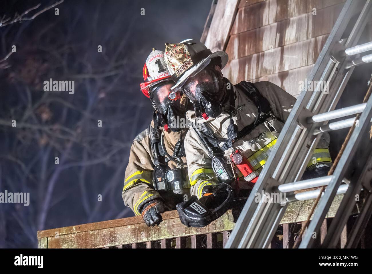 Amagansett Fire Department Assistant Chief Tedd Page communicates from a  balcony with his ground crew as Amagansett Fire Department firefighters figh Stock Photo