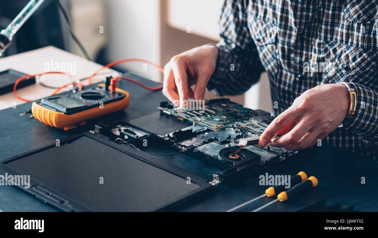 tech service computer diagnostics engineer laptop Stock Photo Alamy
