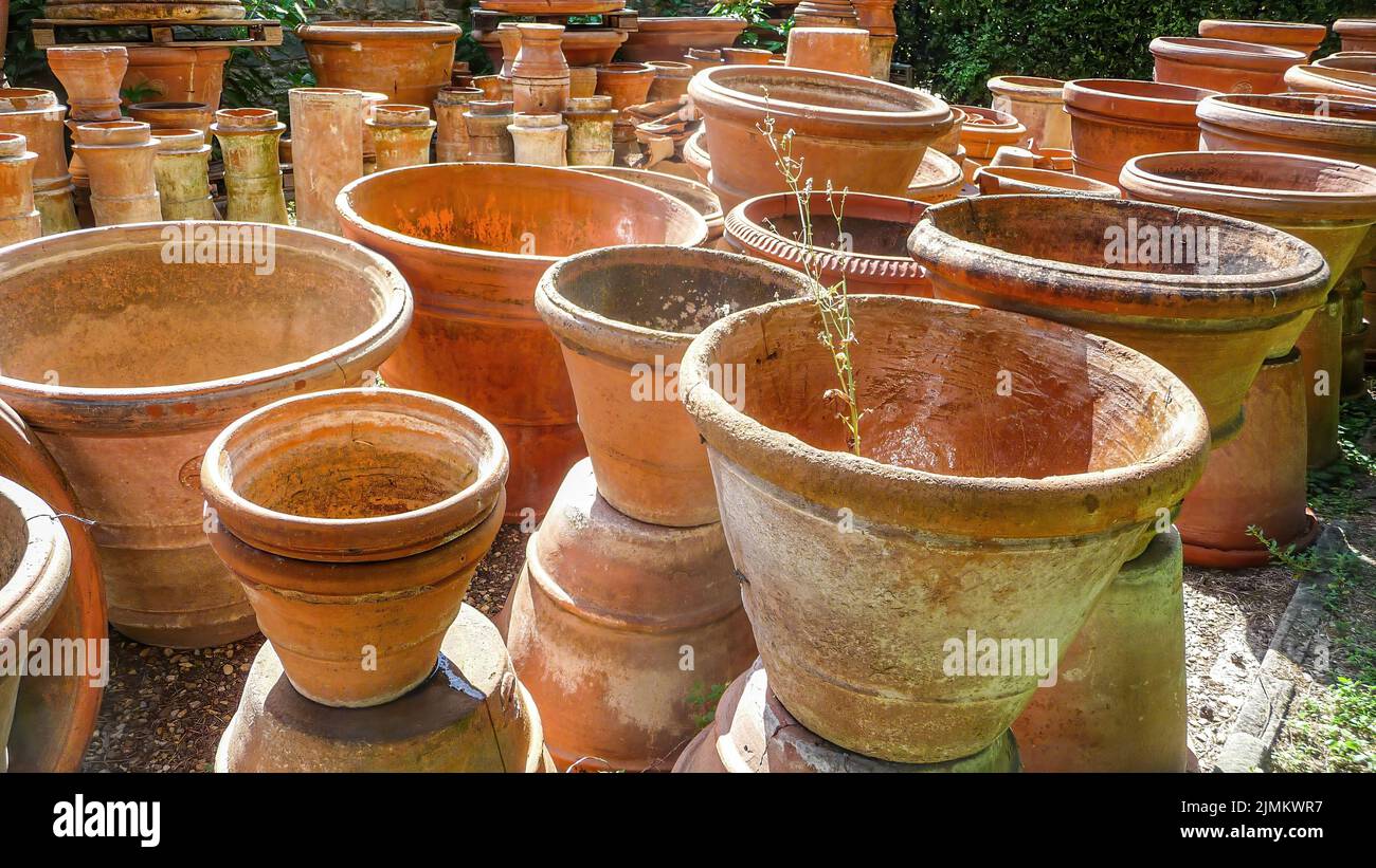 Garden empty pots hi-res stock photography and images - Alamy