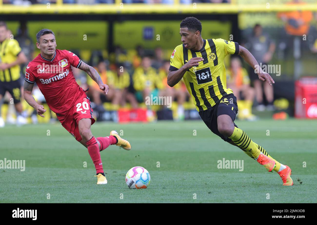 Dortmund, Deutschland. 06th Aug, 2022. firo : 08/06/2022, Football, Soccer, 1st League, 1st Bundesliga, Season 2022/2023, BVB, Borussia Dortmund - Bayer 04 Leverkusen 1: 0 Jude BELLINGHAM, BVB, right versus ARANGUIZ/dpa/Alamy Live News Stock Photo