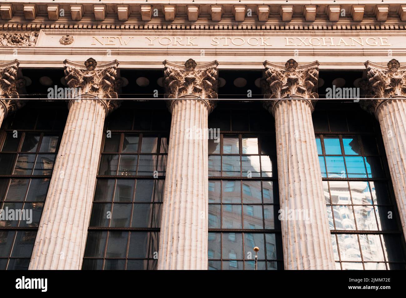 Facade old building with columns new york exchange Stock Photo - Alamy