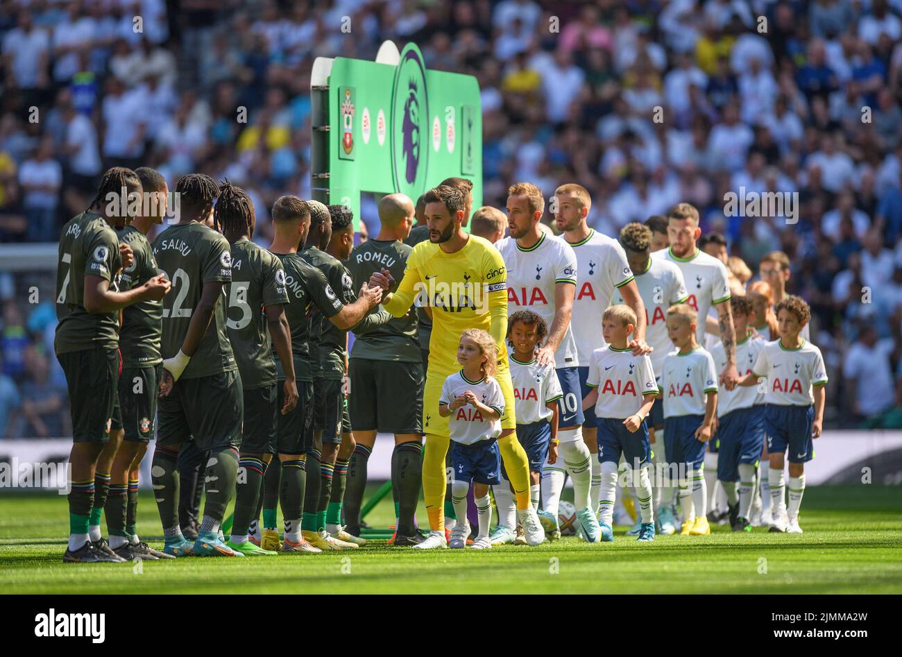 06 Aug 2022 - Tottenham Hotspur v Southampton - Premier League - Tottenham Hotspur Stadium  Tottenham's Captain Hugo Lloris leads his team shaking hands with the oppostion before the match against Southampton Picture Credit : © Mark Pain / Alamy Live News Stock Photo