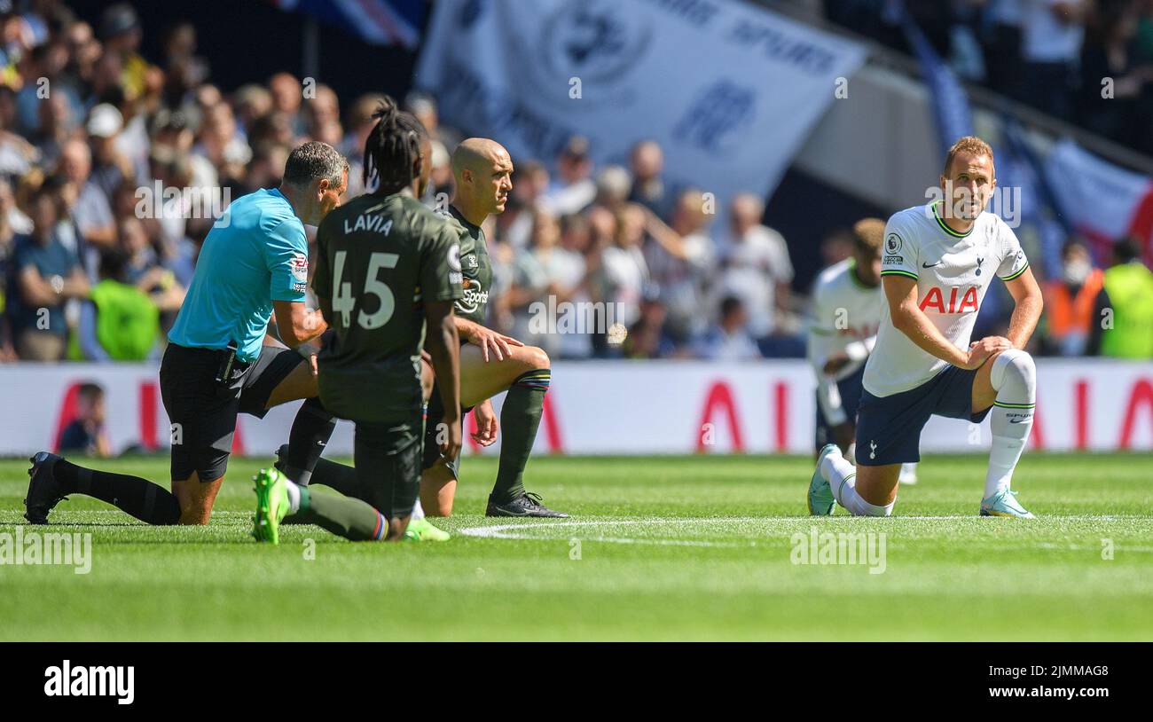 06 Aug 2022 - Tottenham Hotspur v Southampton - Premier League - Tottenham Hotspur Stadium  Tottenham's Harry Kane and fellow players and officials take the knee before the match. Picture Credit : © Mark Pain / Alamy Live News Stock Photo