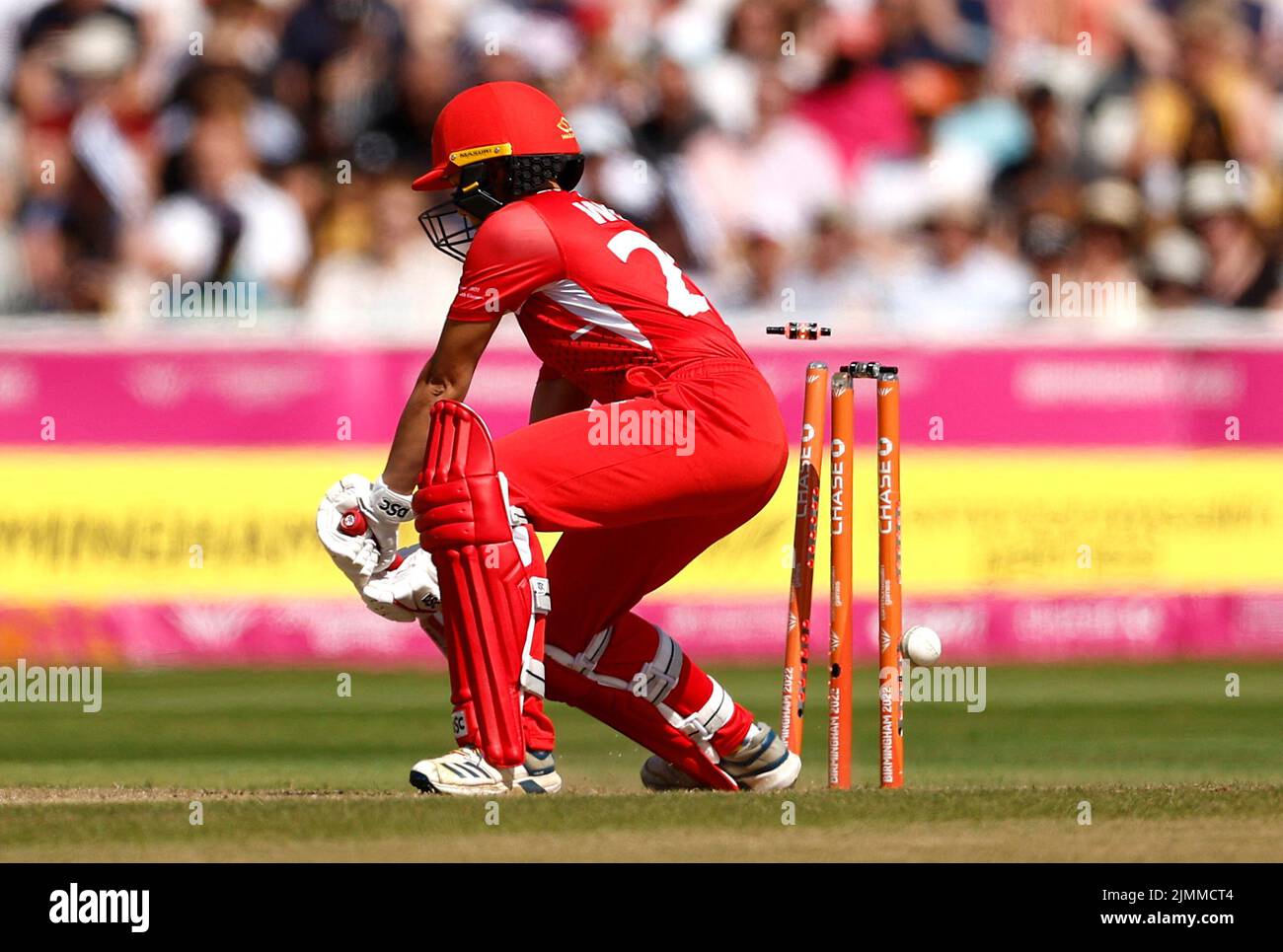 Commonwealth Games - Women's Cricket T20 - England v New Zealand - Bronze Medal - Edgbaston Stadium, Britain - August 7, 2022 England's Issy Wong is bowled out by New Zealand's Hayley Jensen REUTERS/Jason Cairnduff Stock Photo