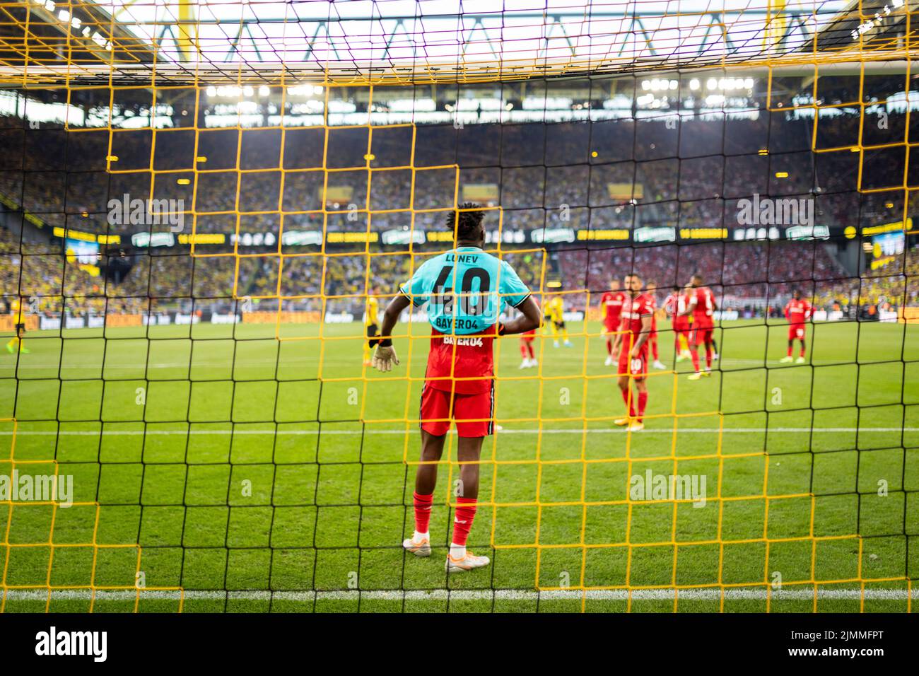 Edmond Tapsoba (Leverkusen) im Tor mit dem Trikot von Torwart Andrey Lunev (Leverkusen) Borussia Dortmund - Bayer Leverkusen 06.08.2022, Fussball; Sai Stock Photo