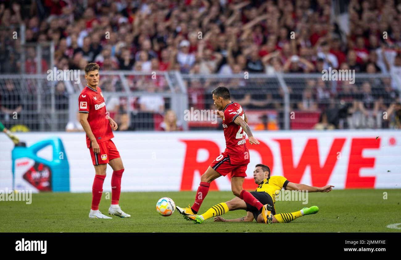 Raphael Guerreiro (BVB), Charles Aranguiz (Leverkusen), Patrik Schick (Leverkusen) Borussia Dortmund - Bayer Leverkusen 06.08.2022, Fussball; Saison 2 Stock Photo