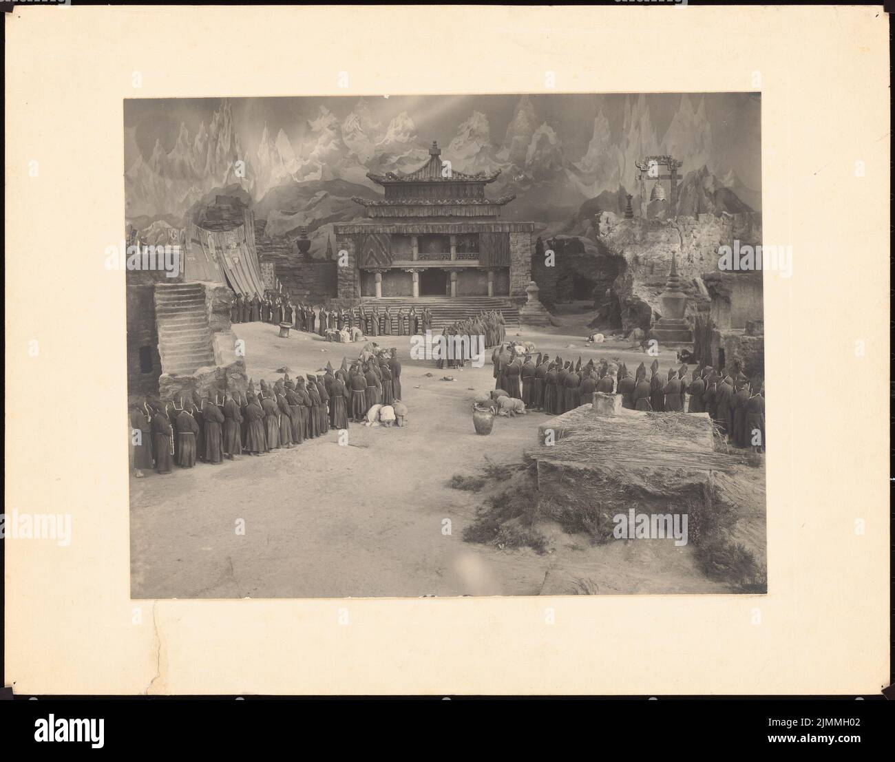 Poelzig Hans (1869-1936), Filmdekoration: Lebende Buddhas (1922-1922): Szenen vor Tempel. Foto auf Karton, 30,6 x 39,1 cm (inkl. Scanränder) Stock Photo