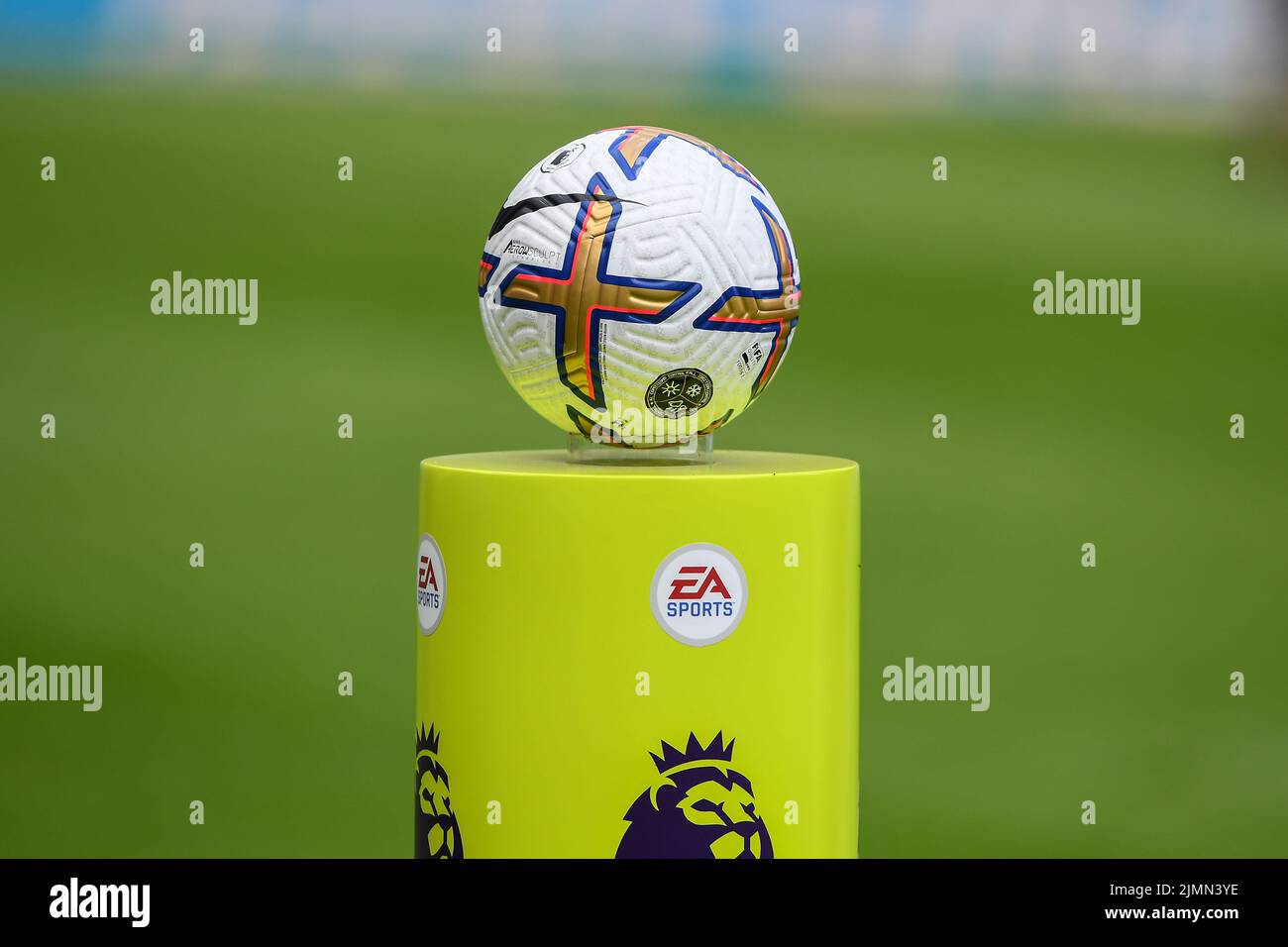 Premier league ball 2022 hi-res stock photography and images - Alamy