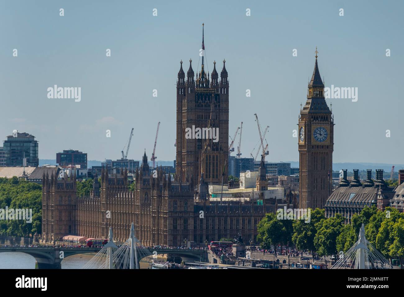 London, UK.  8 August 2022.  UK Weather – A general view of the Houses of Parliament on a clear day.  According to the Met Office, July 2022 was the driest July for England since 1935.  Hose pipe bans are in place in certain areas as drought conditions continues, with a heatwave expected next week. Credit: Stephen Chung / Alamy Live News Stock Photo