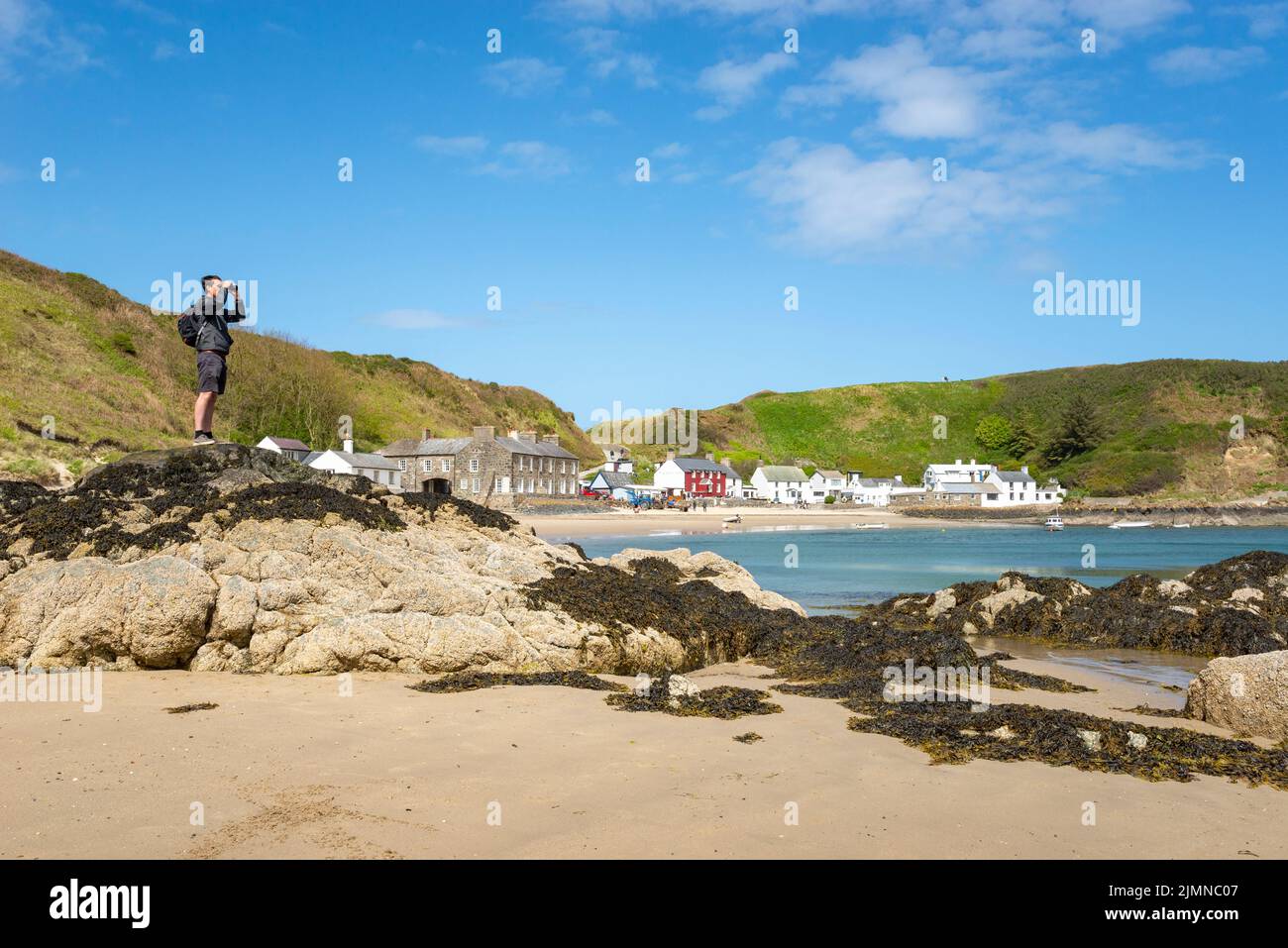 Porthdinllaen near Morfa Nefyn on the coast of North Wales. The well known Ty Coch Inn seen between the whitewashed cottages. Stock Photo