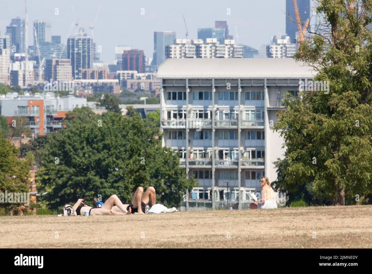 London, UK, 7 August 2022: Brockwell Park in south London, with it's views of skyscrapers in the City, is almost entirely brown as grass has died with almost no rainfall in the last month. As the drought hits south-eastern England there are concerns about the risk of urban fires and calls on water companies to impose hosepipe bans to prevent ecological damage to wildlife in rivers with exceptionally low flow. Anna Watson/Alamy Live News Stock Photo