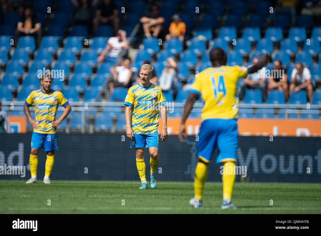 07 August 2022, Lower Saxony, Brunswick: Soccer: 2nd Bundesliga, Eintracht Braunschweig - Darmstadt 98, Matchday 3, Eintracht Stadium. Braunschweig's players stand disappointed on the pitch. Photo: Swen Pförtner/dpa - IMPORTANT NOTE: In accordance with the requirements of the DFL Deutsche Fußball Liga and the DFB Deutscher Fußball-Bund, it is prohibited to use or have used photographs taken in the stadium and/or of the match in the form of sequence pictures and/or video-like photo series. Stock Photo