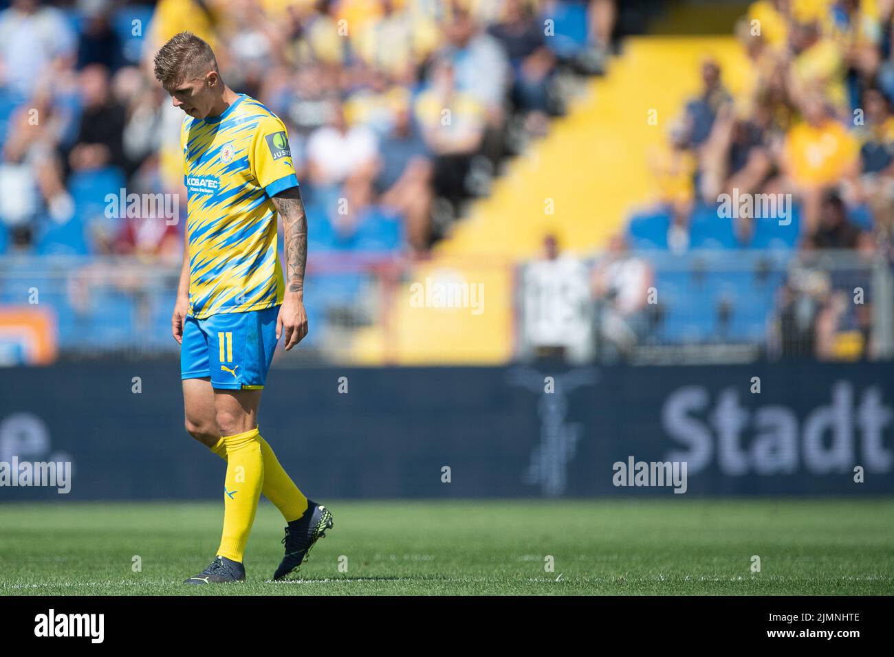 07 August 2022, Lower Saxony, Brunswick: Soccer: 2. Bundesliga, Eintracht Braunschweig - Darmstadt 98, Matchday 3, Eintracht-Stadion. Braunschweig's Immanuel Pherai walks off the field with his head down. Photo: Swen Pförtner/dpa - IMPORTANT NOTE: In accordance with the requirements of the DFL Deutsche Fußball Liga and the DFB Deutscher Fußball-Bund, it is prohibited to use or have used photographs taken in the stadium and/or of the match in the form of sequence pictures and/or video-like photo series. Stock Photo