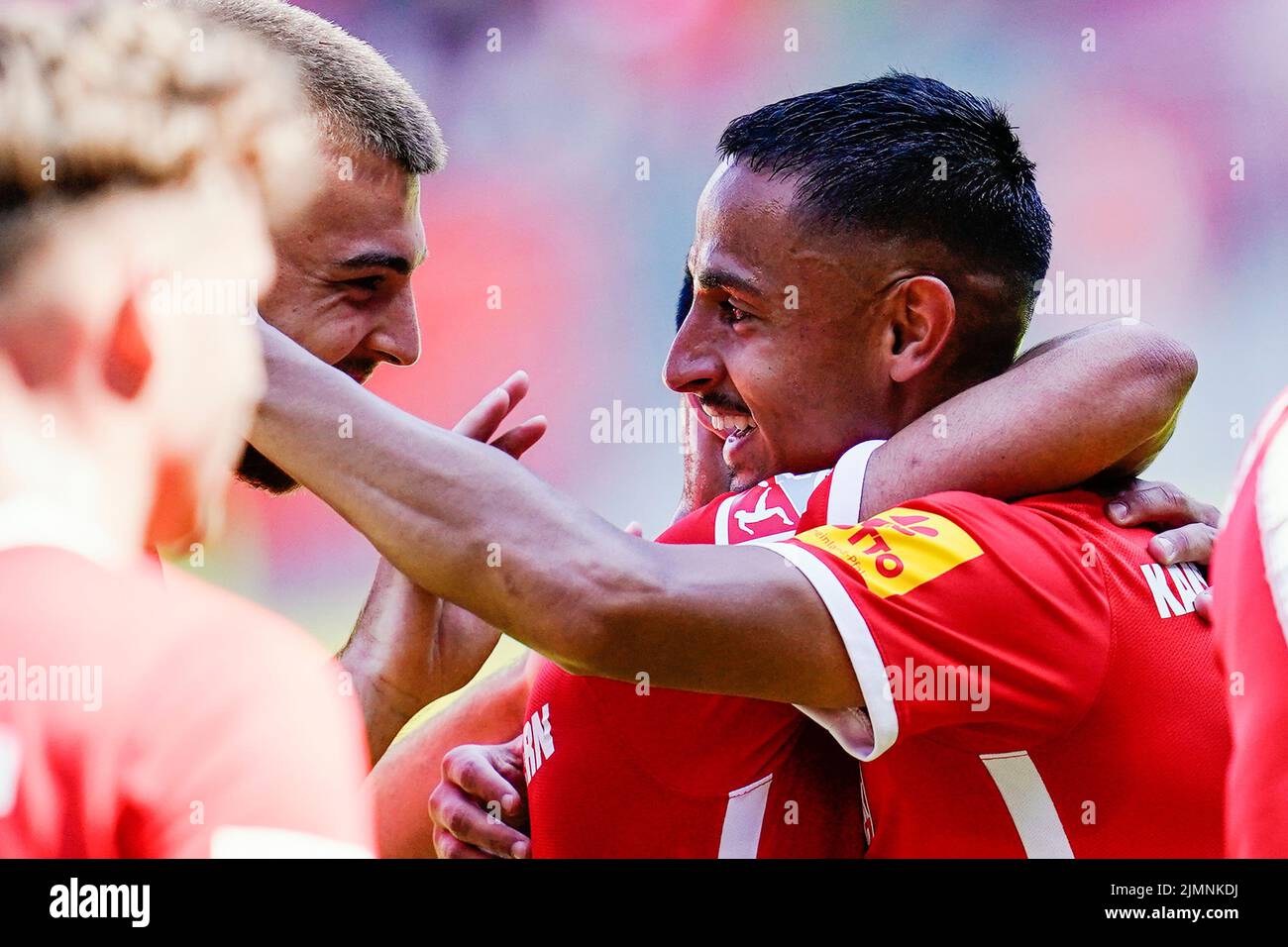 07 August 2022, Rhineland-Palatinate, Kaiserslautern: Soccer: 2nd Bundesliga, 1. FC Kaiserslautern - FC St. Pauli, Matchday 3, Fritz-Walter-Stadion. Kaiserslautern's goal scorer Kenny Prince Redondo (r) celebrates the victory with teammates. Photo: Uwe Anspach/dpa - IMPORTANT NOTE: In accordance with the requirements of the DFL Deutsche Fußball Liga and the DFB Deutscher Fußball-Bund, it is prohibited to use or have used photographs taken in the stadium and/or of the match in the form of sequence pictures and/or video-like photo series. Stock Photo
