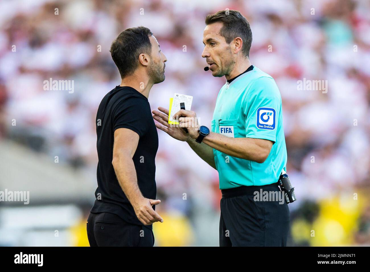 07 August 2022, Baden-Wuerttemberg, Stuttgart: Soccer: Bundesliga, VfB Stuttgart - RB Leipzig, Matchday 1, Mercedes-Benz Arena. Leipzig coach Domenico Tedesco (l) talks to referee Tobias Stieler (r). Photo: Tom Weller/dpa - IMPORTANT NOTE: In accordance with the requirements of the DFL Deutsche Fußball Liga and the DFB Deutscher Fußball-Bund, it is prohibited to use or have used photographs taken in the stadium and/or of the match in the form of sequence pictures and/or video-like photo series. Stock Photo