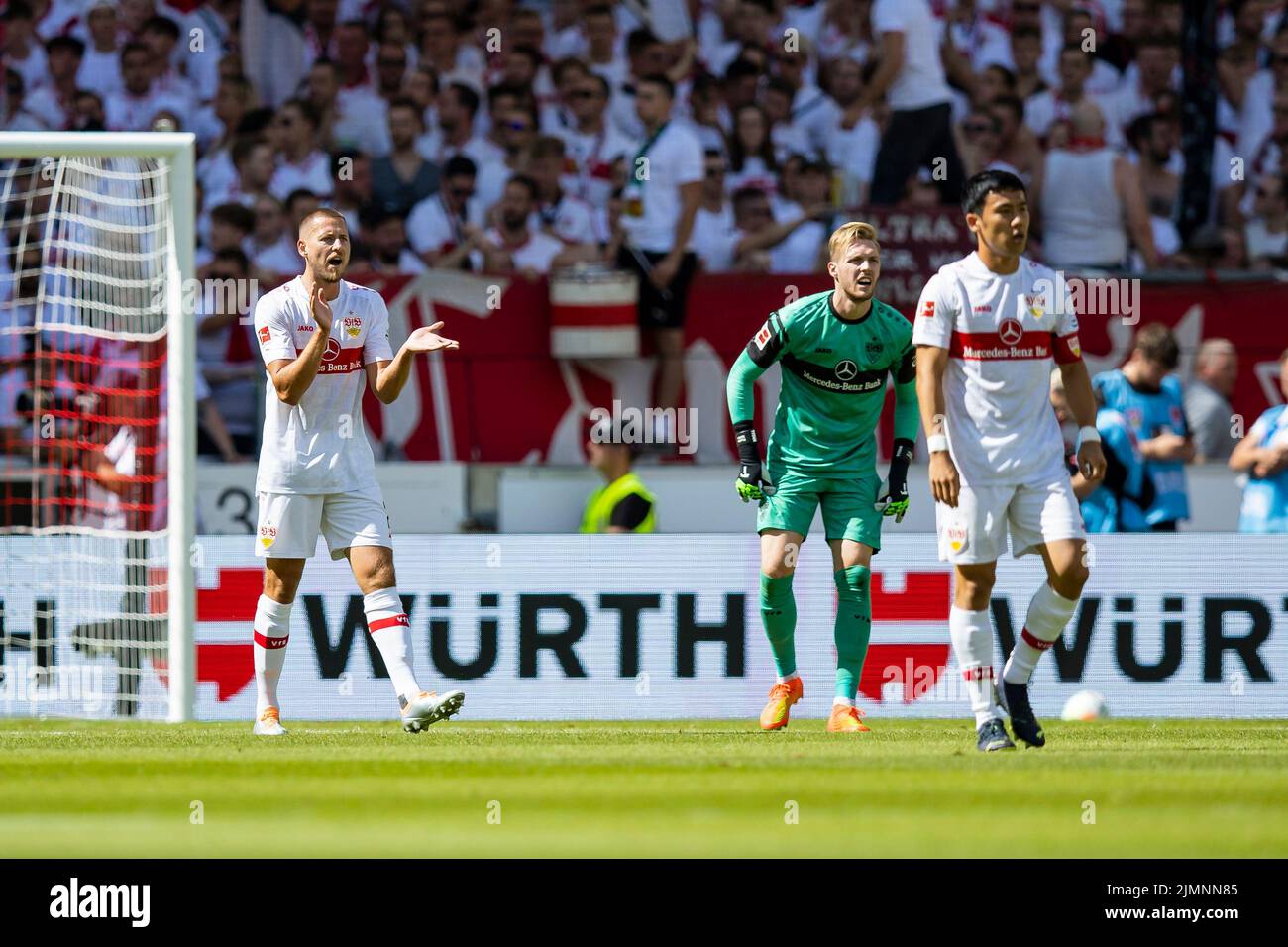 07 August 2022, Baden-Wuerttemberg, Stuttgart: Soccer: Bundesliga, VfB Stuttgart - RB Leipzig, Matchday 1, Mercedes-Benz Arena. Stuttgart's Waldemar Anton (l-r), Stuttgart's goalkeeper Florian Müller and Stuttgart's Wataru Endo react during the match. Photo: Tom Weller/dpa - IMPORTANT NOTE: In accordance with the requirements of the DFL Deutsche Fußball Liga and the DFB Deutscher Fußball-Bund, it is prohibited to use or have used photographs taken in the stadium and/or of the match in the form of sequence pictures and/or video-like photo series. Stock Photo