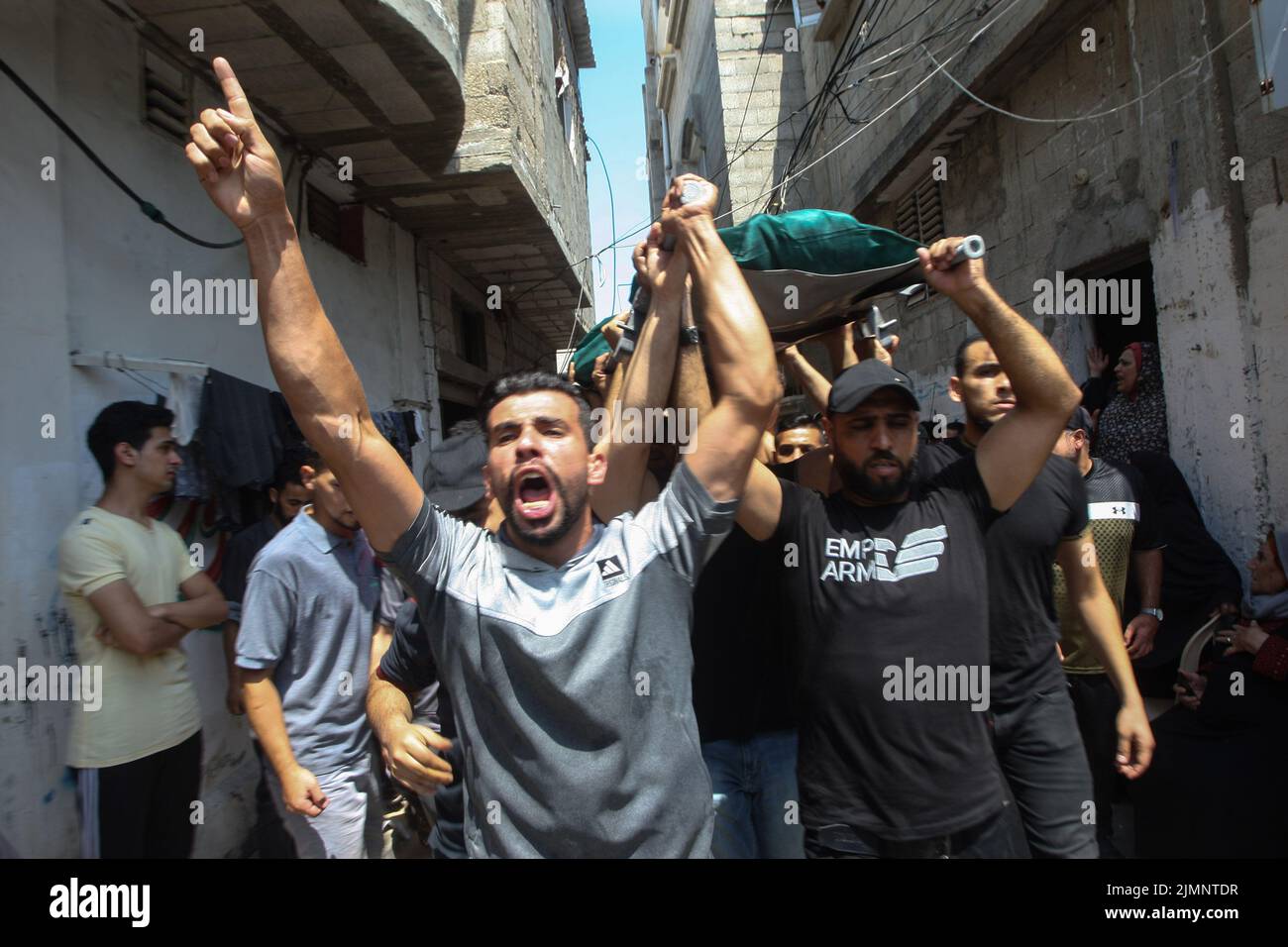 Mourners carry a body of Ismail Dweik during his funeral, who killed in Israeli air strike in Rafah in the southern Gaza Strip, on sunday on August 7, 2022. Photo by Ismael Mohamad/UPI Credit: UPI/Alamy Live News Stock Photo