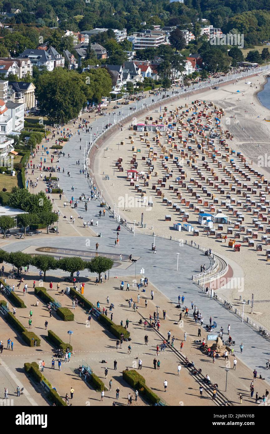 07 August 2022, Schleswig-Holstein, Lübeck: Participants of the Holstentorturnier and strollers can be seen on the beach promenade. The Holsten Gate Tournament is considered the largest German boules tournament. Photo: Georg Wendt/dpa Stock Photo