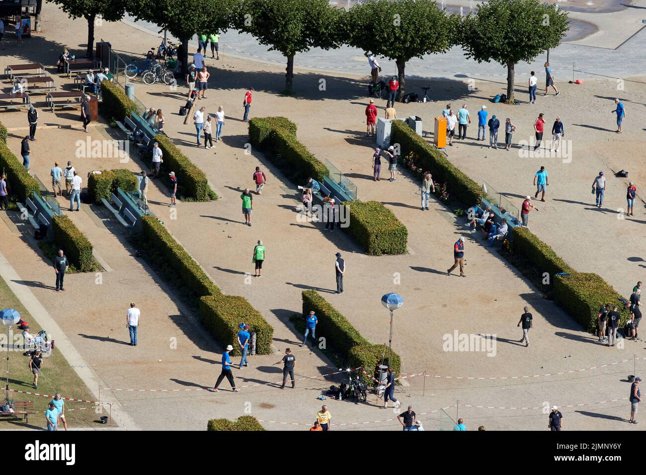 07 August 2022, Schleswig-Holstein, Lübeck: Participants of the Holstentorturnier can be seen on the beach promenade. The Holstentorturnier is considered the largest German boules tournament. Photo: Georg Wendt/dpa Stock Photo