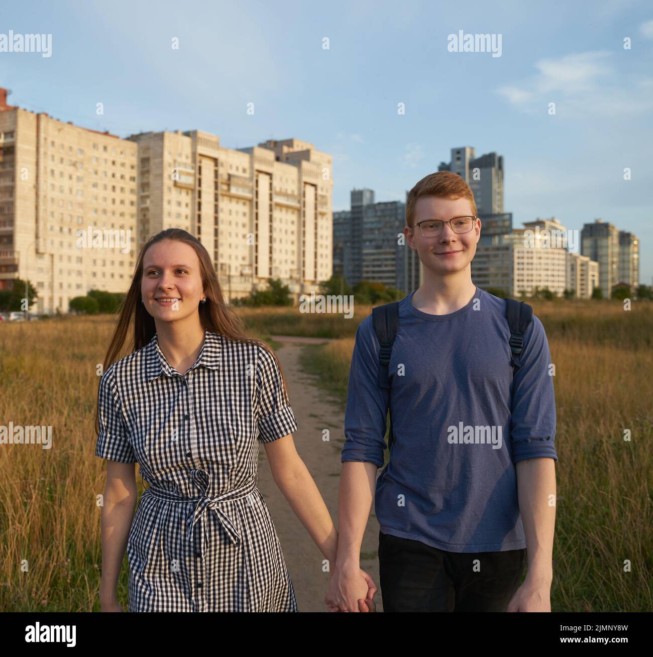 Teen couple walking holding hands hi-res stock photography and images ...