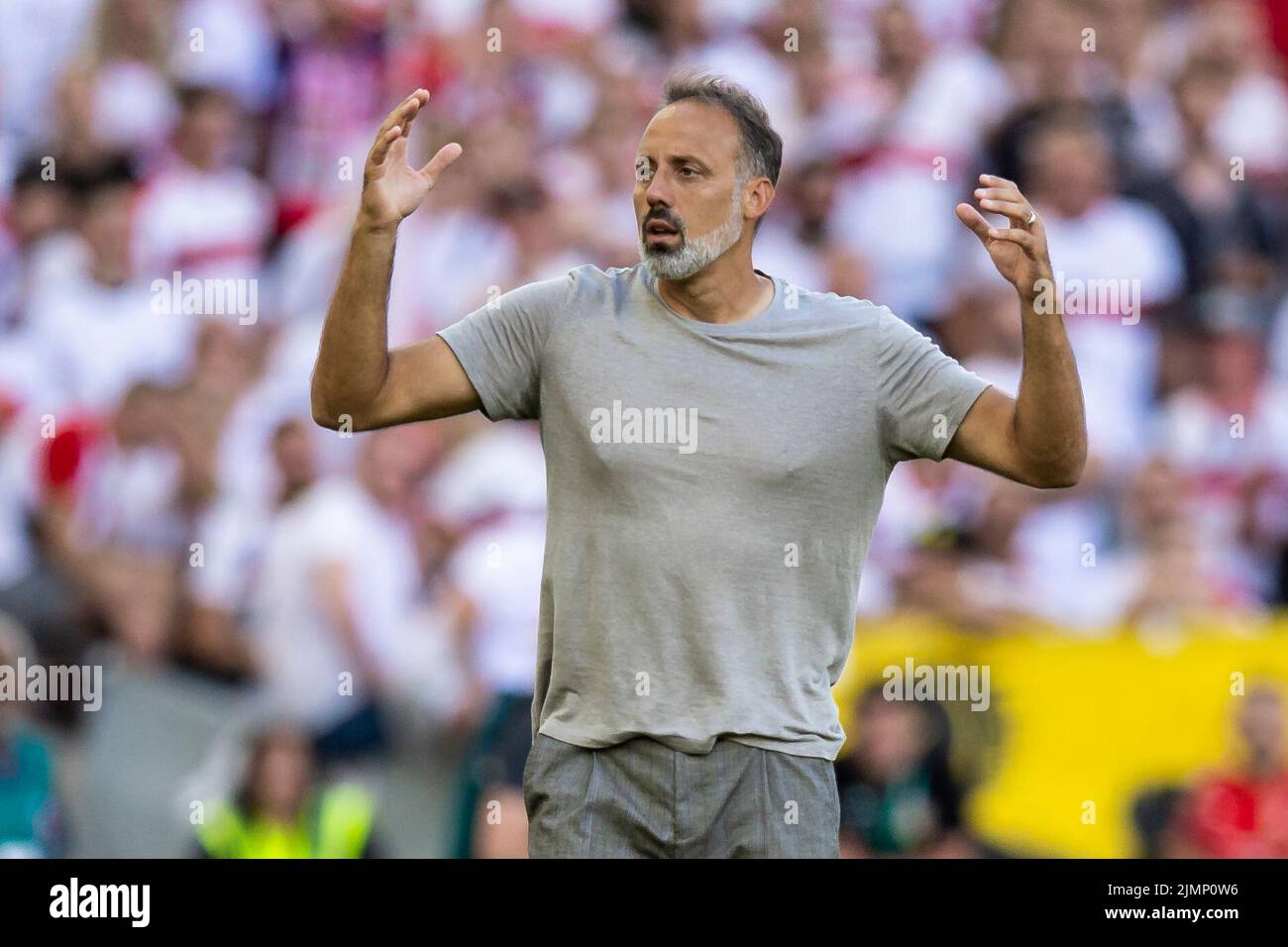07 August 2022, Baden-Wuerttemberg, Stuttgart: Soccer: Bundesliga, VfB Stuttgart - RB Leipzig, Matchday 1, Mercedes-Benz Arena. Stuttgart's coach Pellegrino Matarazzo gestures. Photo: Tom Weller/dpa - IMPORTANT NOTE: In accordance with the requirements of the DFL Deutsche Fußball Liga and the DFB Deutscher Fußball-Bund, it is prohibited to use or have used photographs taken in the stadium and/or of the match in the form of sequence pictures and/or video-like photo series. Stock Photo