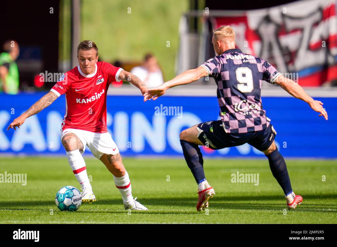 ALKMAAR, NETHERLANDS - AUGUST 7: Jordy Clasie of AZ Alkmaar battles for the ball with Isac Lidberg of Go Ahead Eagles during the Dutch Eredivisie match between AZ Alkmaar and Go Ahead Eagles at the AFAS Stadion on August 7, 2022 in Alkmaar, Netherlands (Photo by Patrick Goosen/Orange Pictures) Stock Photo