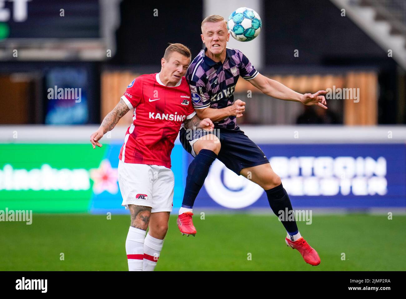 ALKMAAR, NETHERLANDS - AUGUST 7: Jordy Clasie of AZ battles for the ball with Isac Lidberg of Go Ahead Eagles during the Dutch Eredivisie match between AZ Alkmaar and Go Ahead Eagles at the AFAS Stadion on August 7, 2022 in Alkmaar, Netherlands (Photo by Patrick Goosen/Orange Pictures) Stock Photo