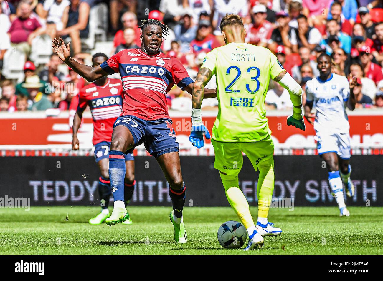 LILLE, FRANCE - AUGUST 7: Mohamed Bayo of Lille, goalkeeper Benoit Costil of Auxerre during the French Ligue 1 match between Lille and Auxerre at Stade Pierre Mauroy on August 7, 2022 in Lille, France (Photo by Matthieu Mirville/Orange Pictures) Stock Photo