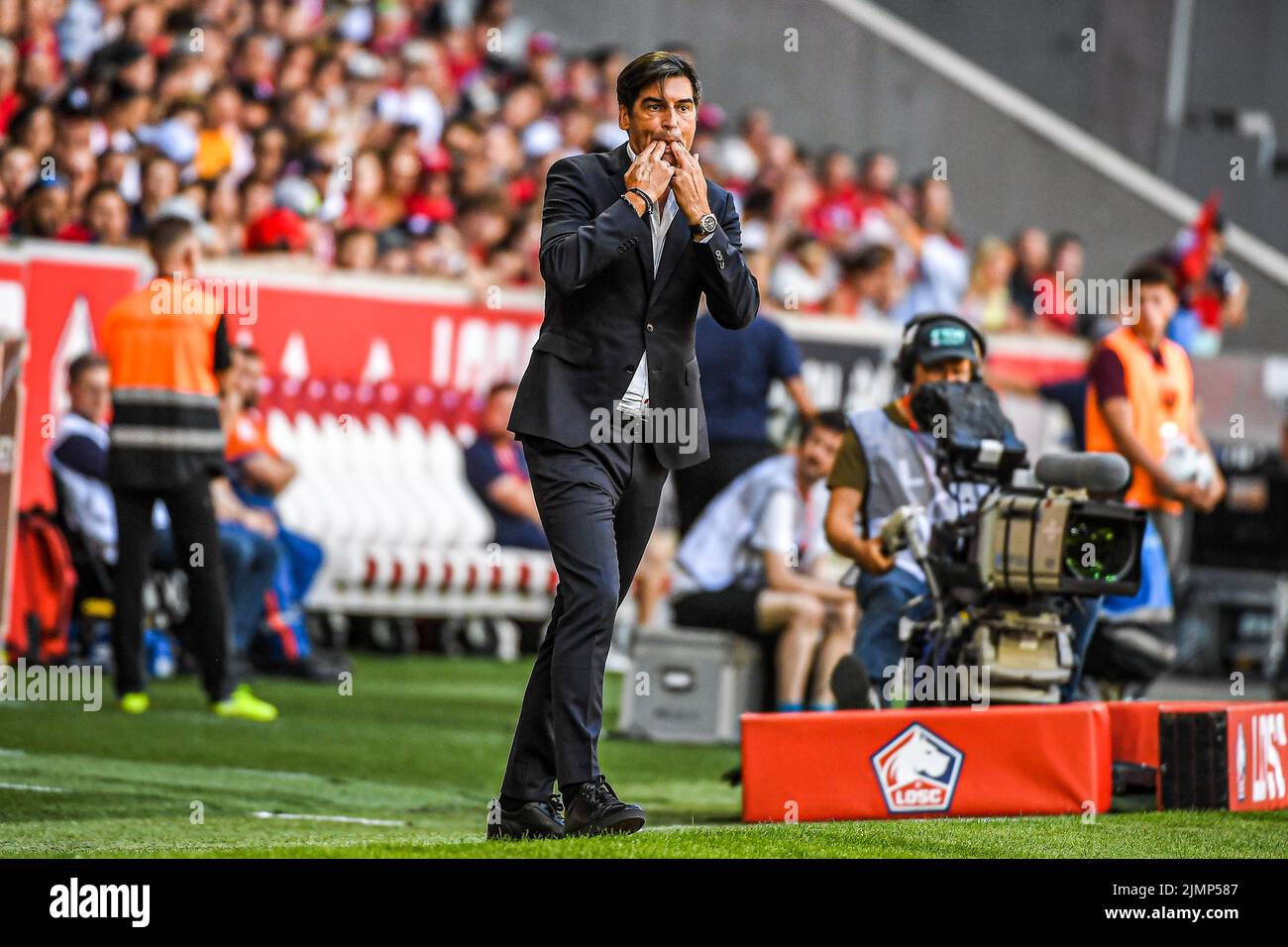 LILLE, FRANCE - AUGUST 7: head coach Paulo Fonseca of Lille during the French Ligue 1 match between Lille and Auxerre at Stade Pierre Mauroy on August 7, 2022 in Lille, France (Photo by Matthieu Mirville/Orange Pictures) Stock Photo