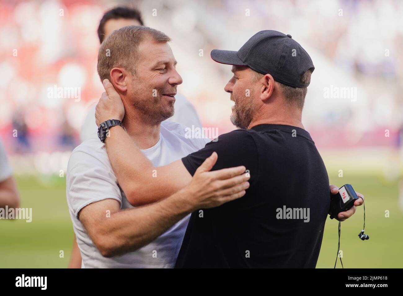 07 August 2022, North Rhine-Westphalia, Cologne: Soccer: Bundesliga, 1st FC Cologne - FC Schalke 04, Matchday 1, RheinEnergieStadion. Schalke coach Frank Kramer (l) and Cologne coach Steffen Baumgart embrace before the game. Photo: Marius Becker/dpa - IMPORTANT NOTE: In accordance with the requirements of the DFL Deutsche Fußball Liga and the DFB Deutscher Fußball-Bund, it is prohibited to use or have used photographs taken in the stadium and/or of the match in the form of sequence pictures and/or video-like photo series. Stock Photo