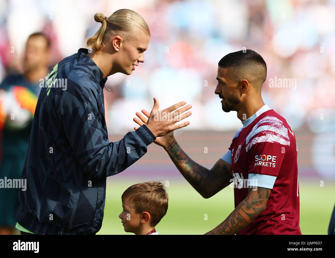 London, UK. 7th Aug, 2022. Erling Haland of Manchester City greeted by Manuel Lanzini of West Ham United United during the Premier League match at the London Stadium, London. Picture credit should read: David Klein/Sportimage Credit: Sportimage/Alamy Live News Stock Photo