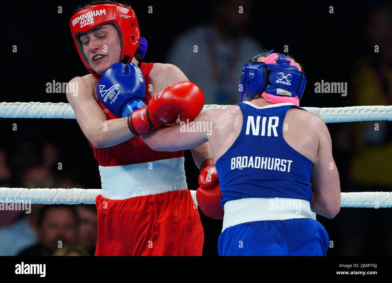 England's Gemma Paige Richardson (Red) and Northern Ireland's Amy Sara Broadhurst (Blue) in the Women's Light (57-60kg) Final at The NEC on day ten of the 2022 Commonwealth Games in Birmingham. Picture date: Sunday August 7, 2022. Stock Photo