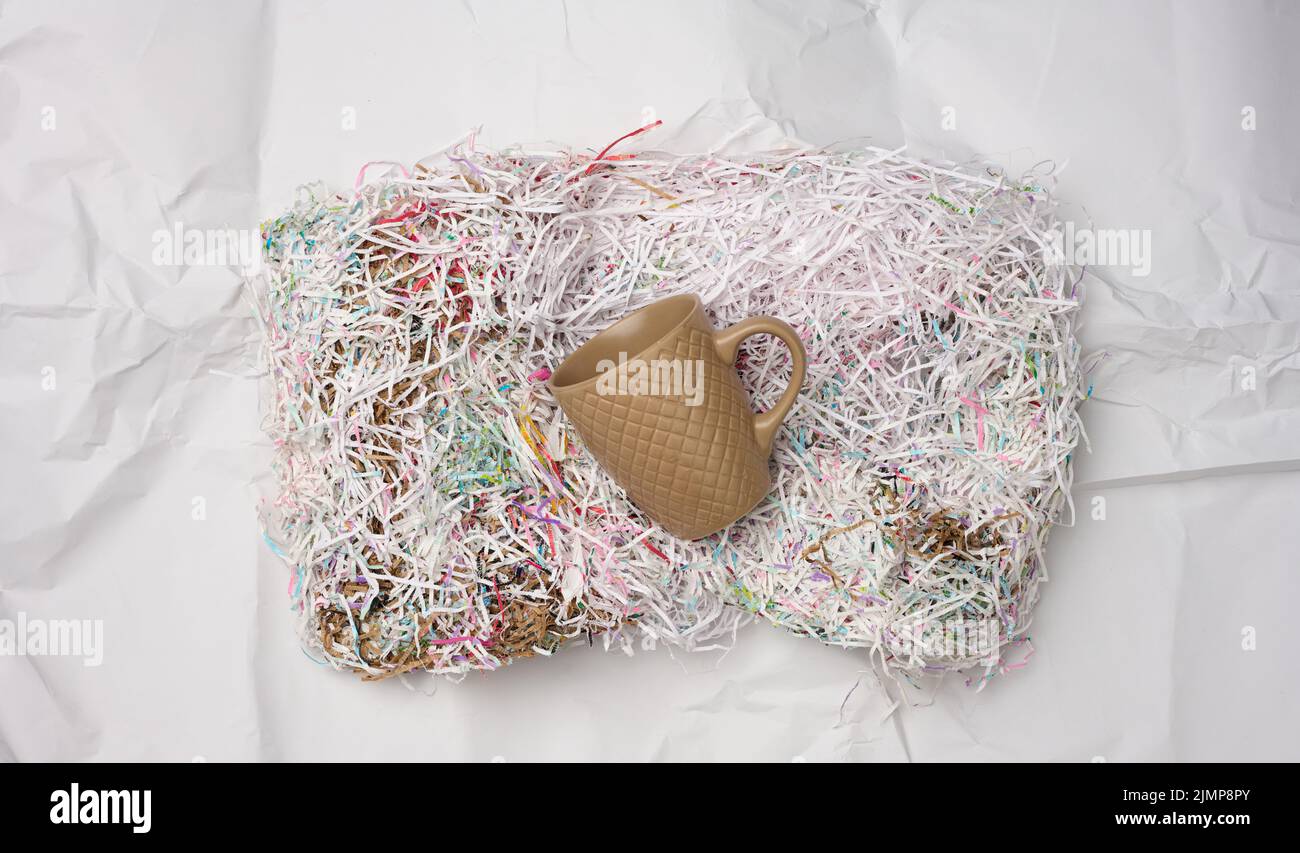 The process of packing ceramic dishes into paper packaging for