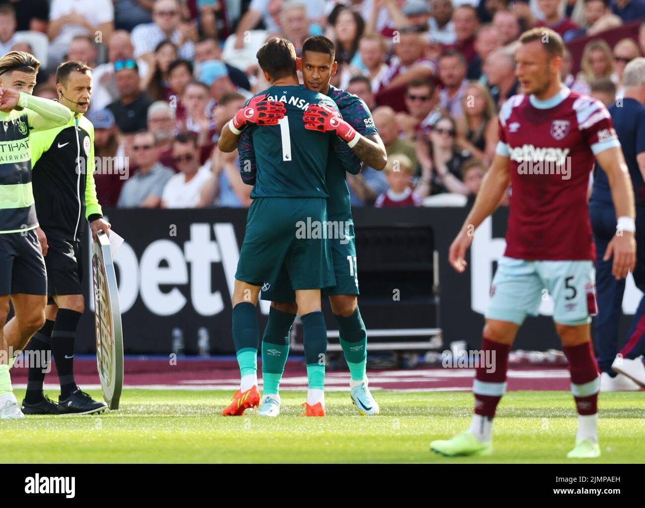 London, UK. 7th Aug, 2022. Alphonse Areola of West Ham United replaces Lukasz Fabianski of West Ham United during the Premier League match at the London Stadium, London. Picture credit should read: David Klein/Sportimage Credit: Sportimage/Alamy Live News Stock Photo
