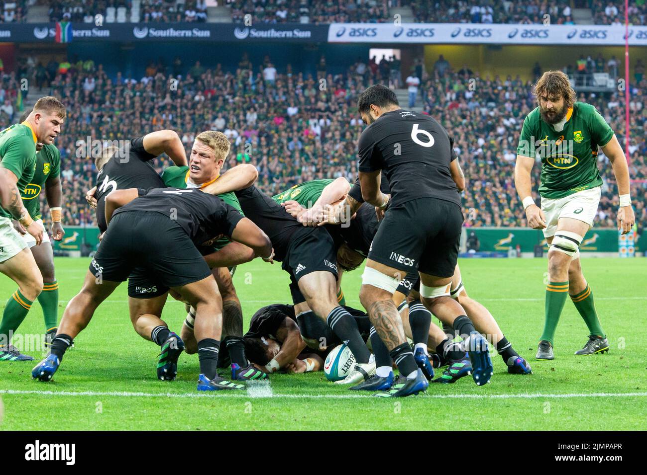 Mbombela, Nelspruit, South Africa. 6th August, 2022. A fiercly contested loose ball during the Rugby Championship international rugby match between South Africa and New Zealand at the Mbombela Stadium on 6 August 2020 Credit: AfriPics.com/Alamy Live News Stock Photo