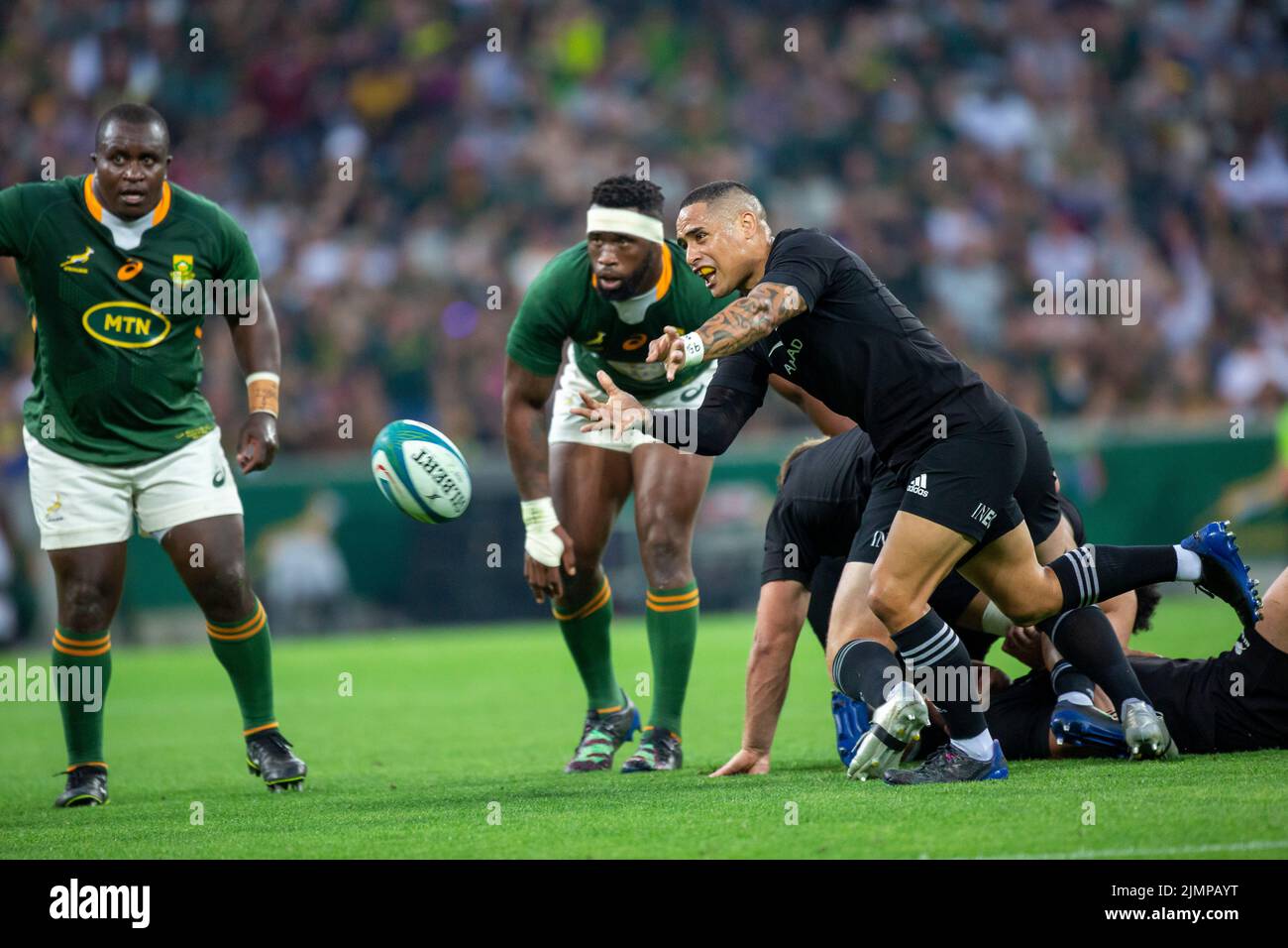 Mbombela, Nelspruit, South Africa. 6th August, 2022. Aaron Smith passes the ball with Kolisi and Trevor Nyakane looking on during the Rugby Championship international match between South Africa and New Zealand at the Mbombela Stadium on 6 August 2020 Credit: AfriPics.com/Alamy Live News Stock Photo