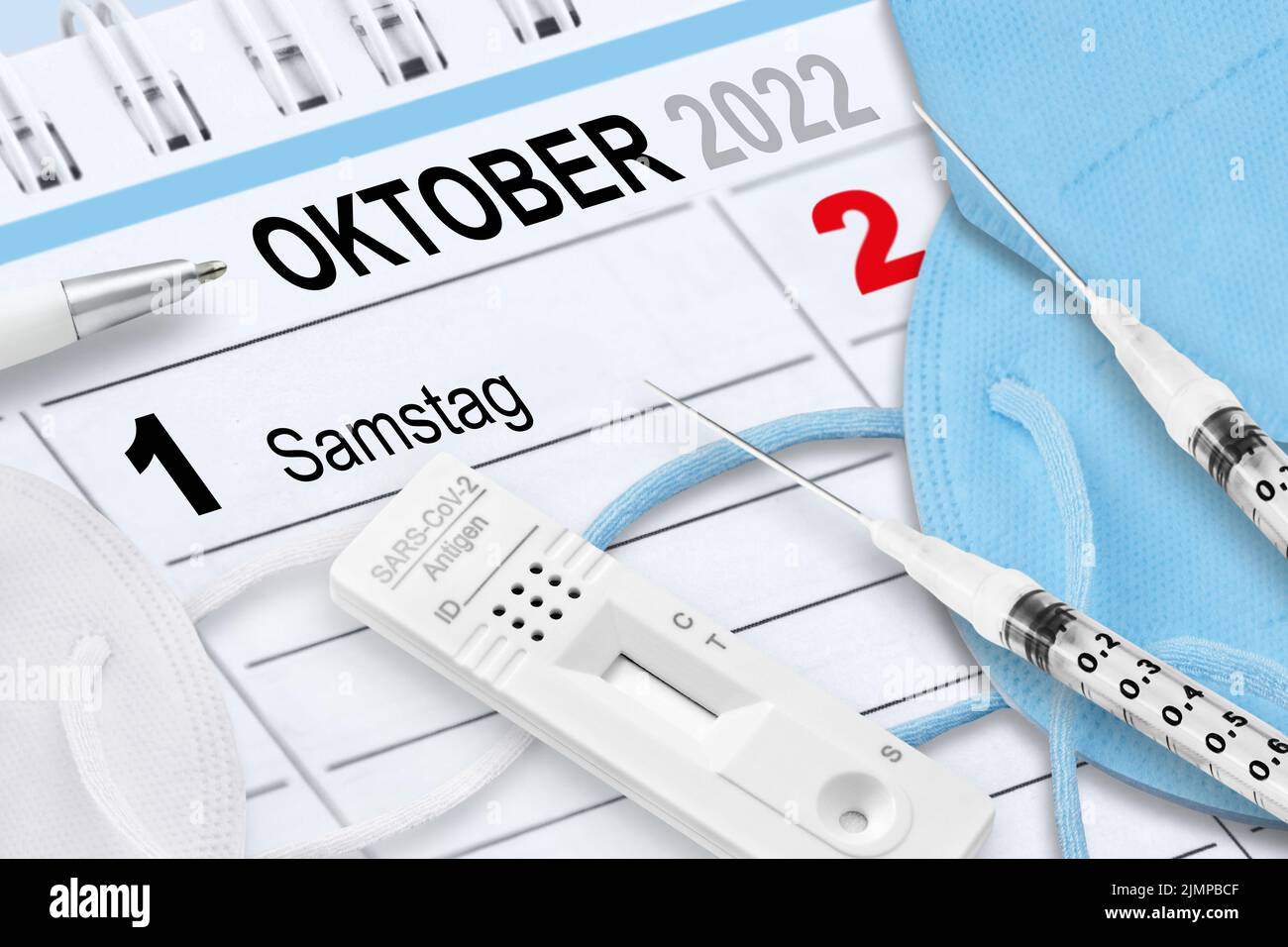 Corona Pandemie und Deutscher Kalender 1. Oktober 2022 mit Antigen Test, FFP2 Masken und Spritzen Stock Photo