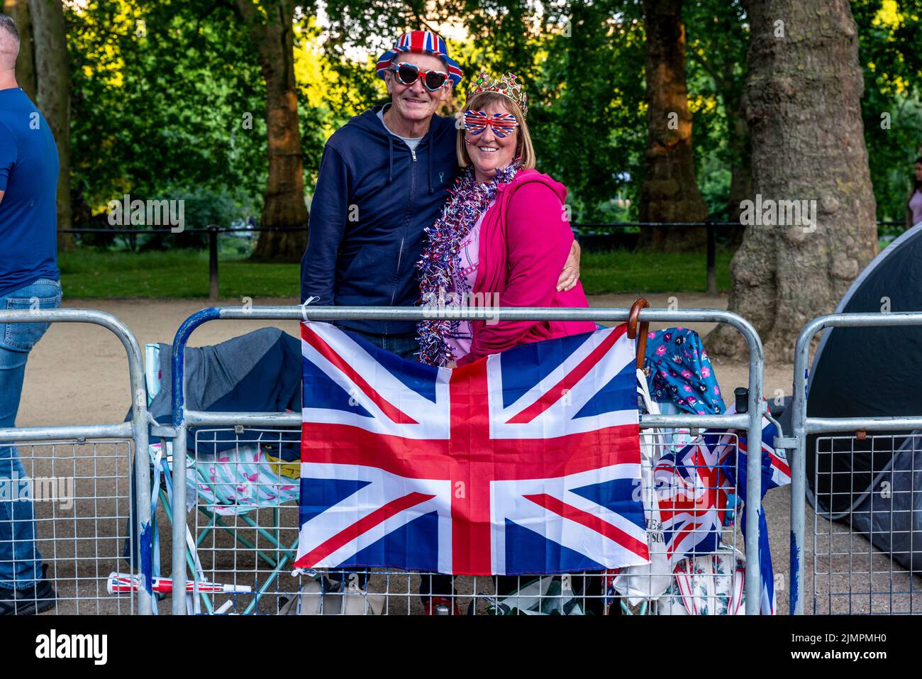 A Middle Aged Couple Camp Out Overnight In The Mall For A Good Vantage Spot Before The Queen's Birthday Parade, London, UK. Stock Photo