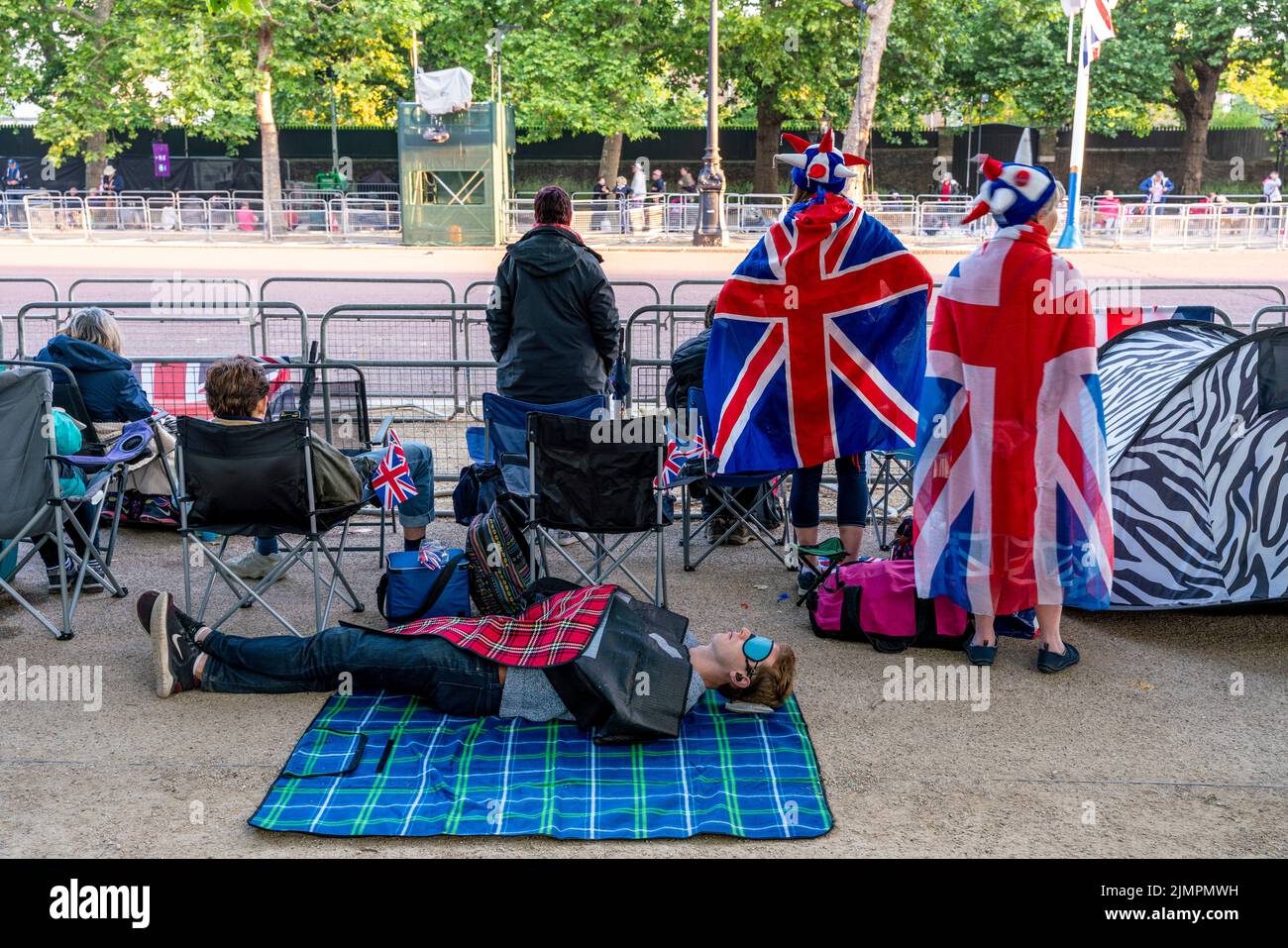 People Wake Up After Camping Out Overnight In The Mall To See The Queen's Birthday Parade During The Queen's Platinum Jubilee Celebrations, London, UK Stock Photo
